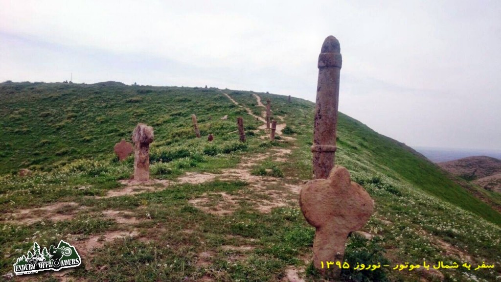 قبرستان با سنگهایی شبیه آلت مردانه - سفر به شمال با موتور - نوروز ۱۳۹۵ 