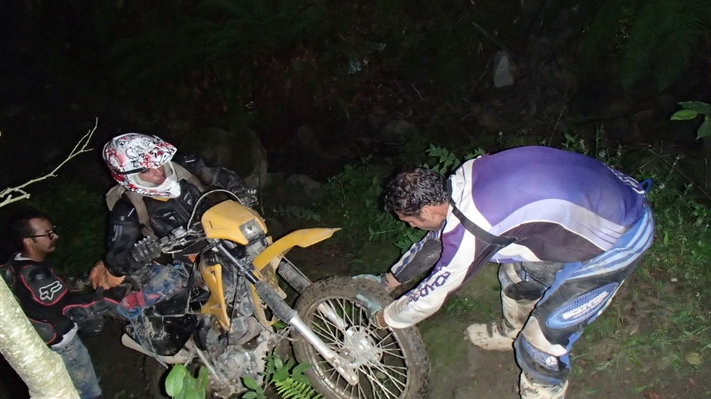 فتح قله ارفه کوه بعنوان اولین گروه موتور سوار و عبور از کوهها وجنگلهای خطرناک بسمت آبشار گزو : تیر ۱۳۹۴ – قسمت دوم